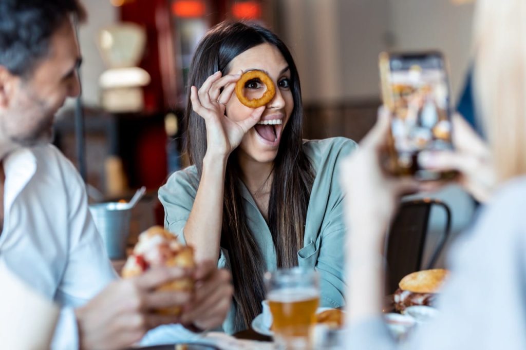 eating onion rings